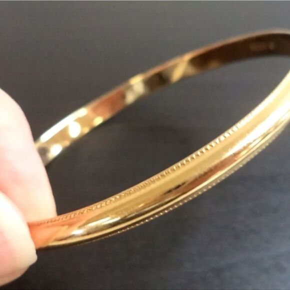 VINTAGE SIGNED MONET GOLD TONE BANGLE 7 3/4" BRACELET - Picture 1 of 3